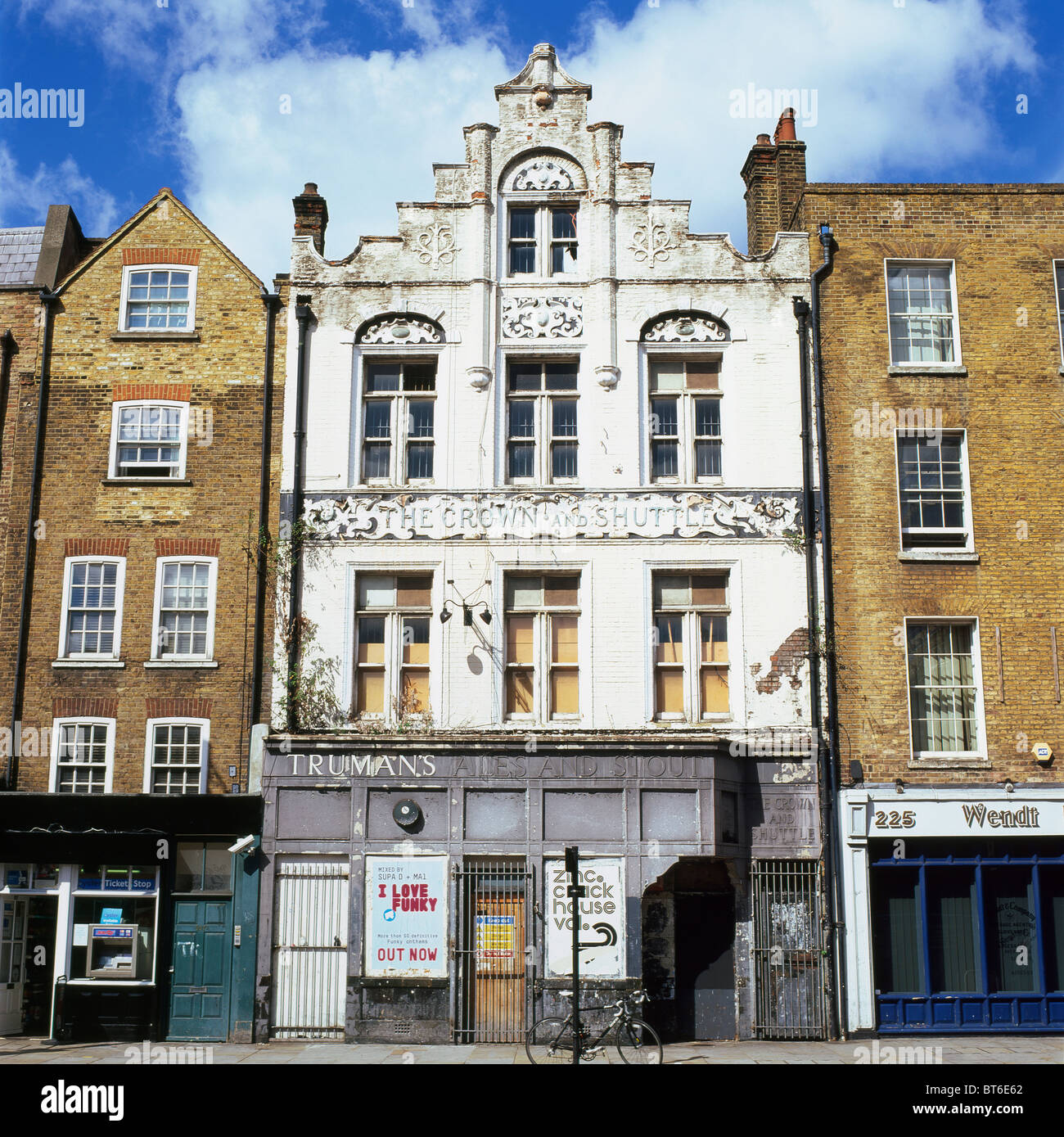 Das Crown and Shuttle Trumans Pub verdarrt und ging an Bord in Norton Folgate, in der Nähe von Bishopsgate Shoreditch London, Großbritannien, KATHY DEWITT Stockfoto