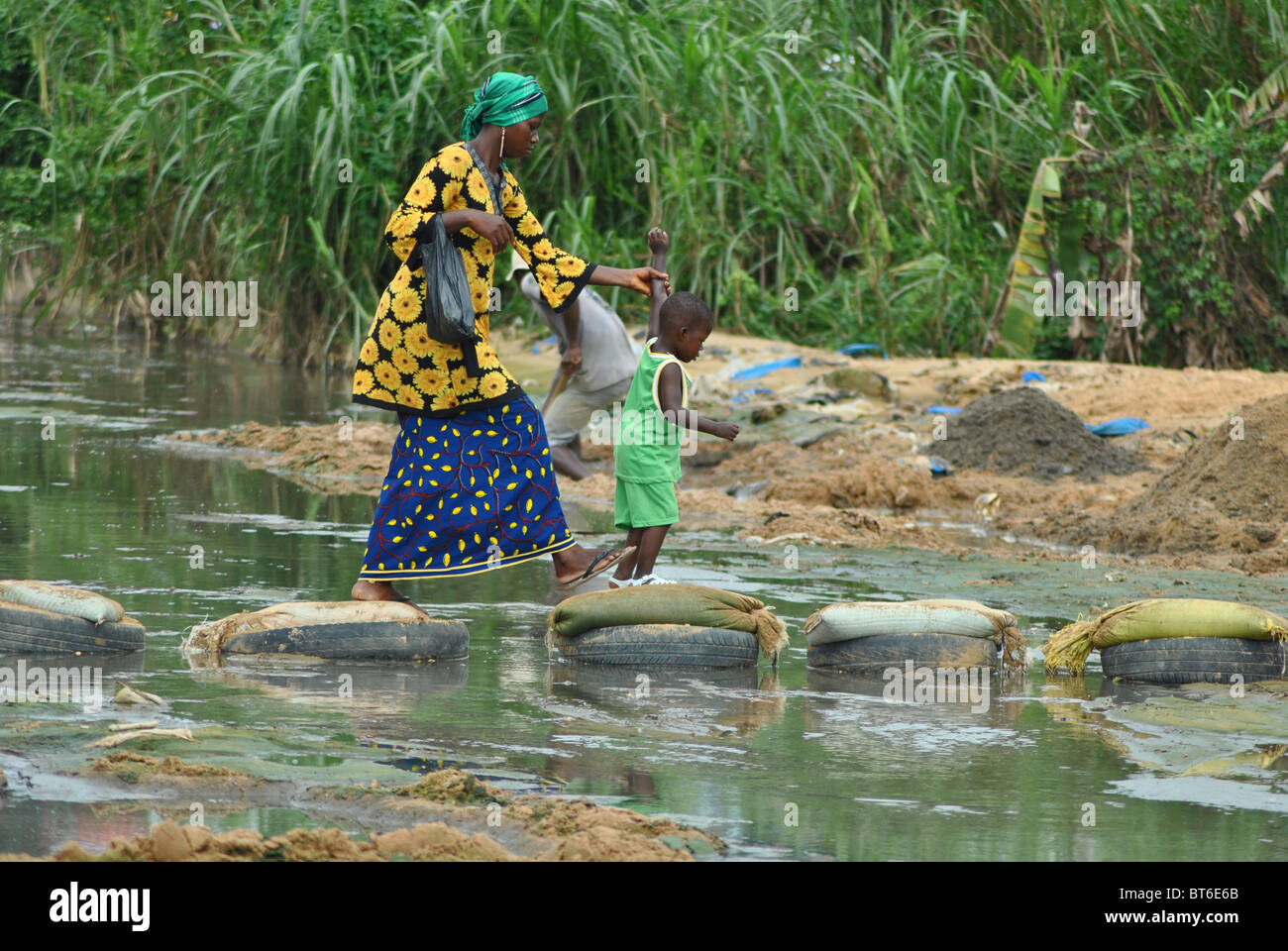Bunte Mutter und Kind, Elfenbeinküste, Westafrika Stockfoto
