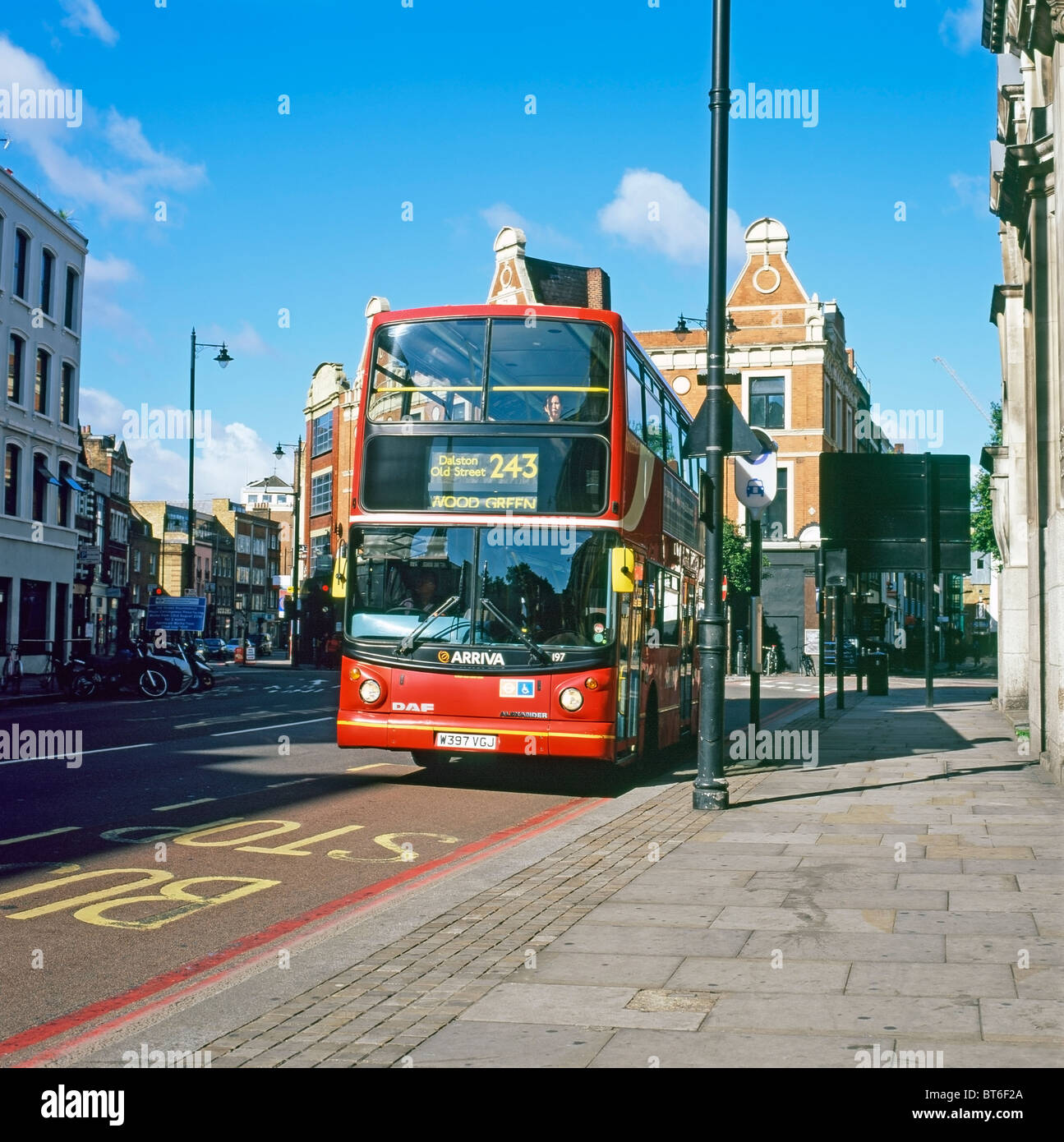 Vorderansicht des roten Doppeldeckerbusses von 243, an dem gewartet wurde Eine Bushaltestelle mit dem Ziel Wood Green über Dalston in Hoxton In East London, England, Großbritannien Stockfoto