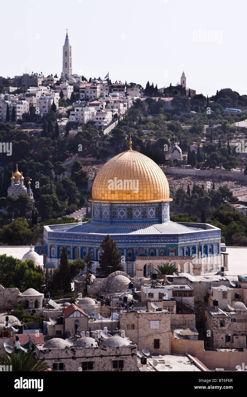 Die Altstadt von Jerusalem, unterbrochen durch die Haube des Felsens, mit dem Ölberg im Hintergrund. Stockfoto