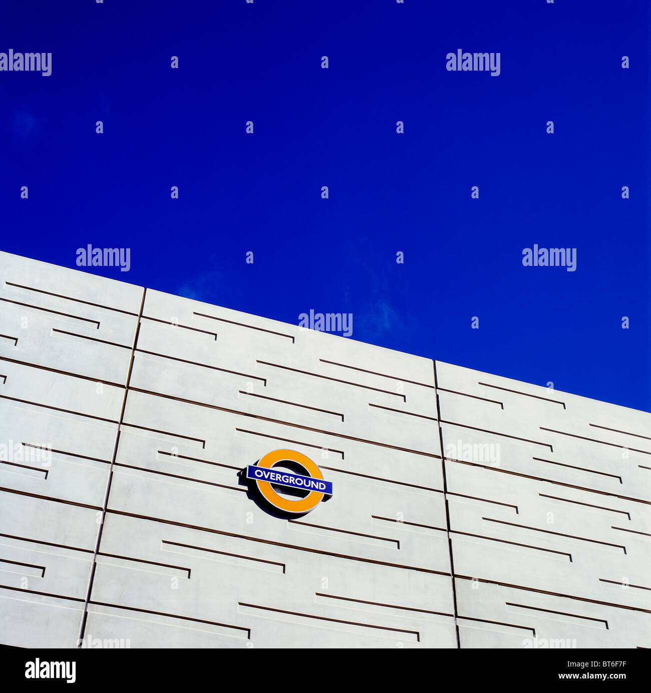 Niedrigen Winkel Blick auf neue Overground Station und Schild am Shoreditch High Street, London England KATHY DEWITT Stockfoto