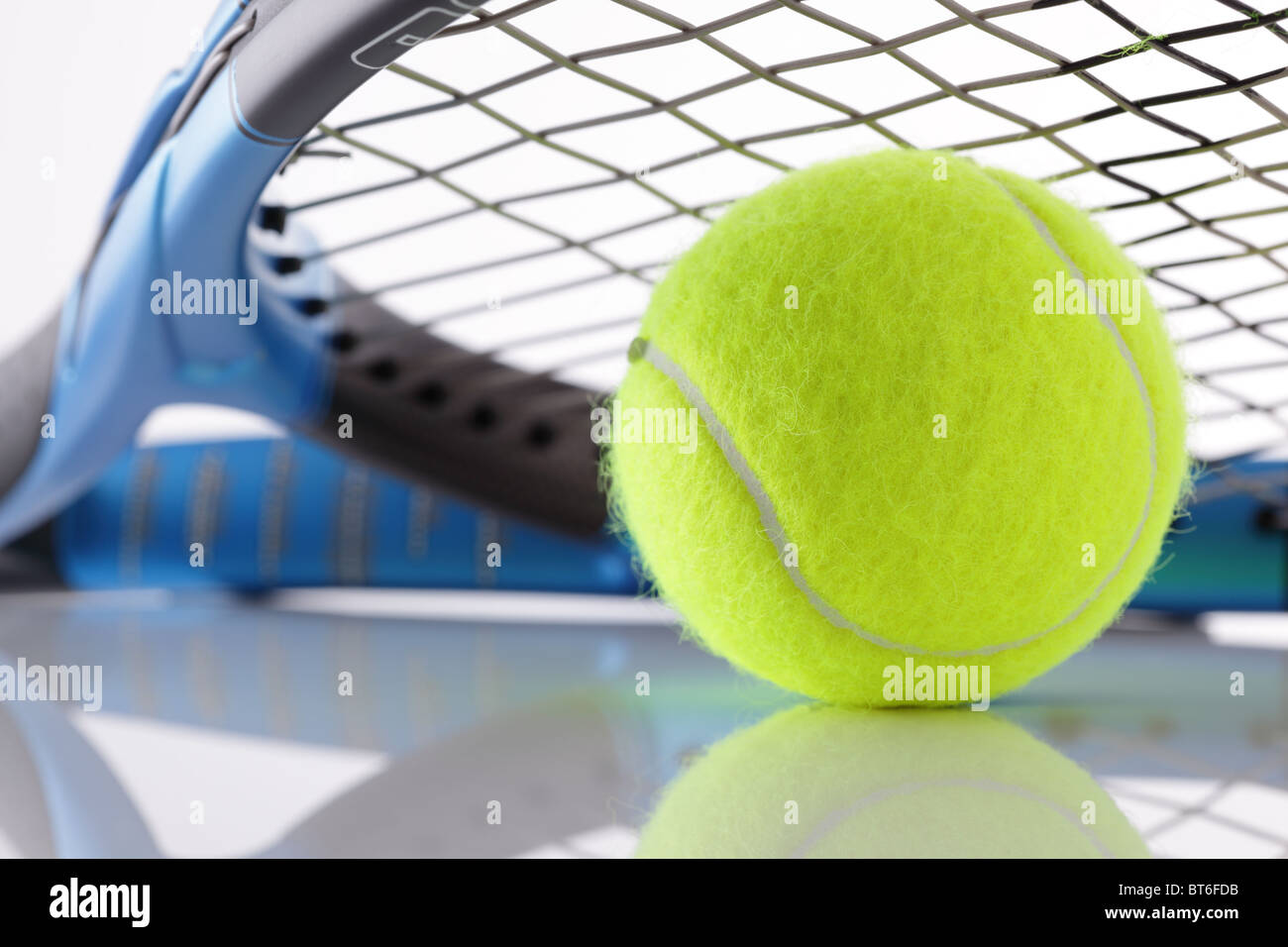 Tennisschläger und ball Stockfoto