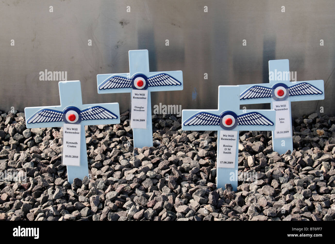 Kleine blaue Erinnerung kreuzt er Air Forces Association Erinnerung Königsgarten, National Memorial Arboretum, Alrewas, UK. Stockfoto