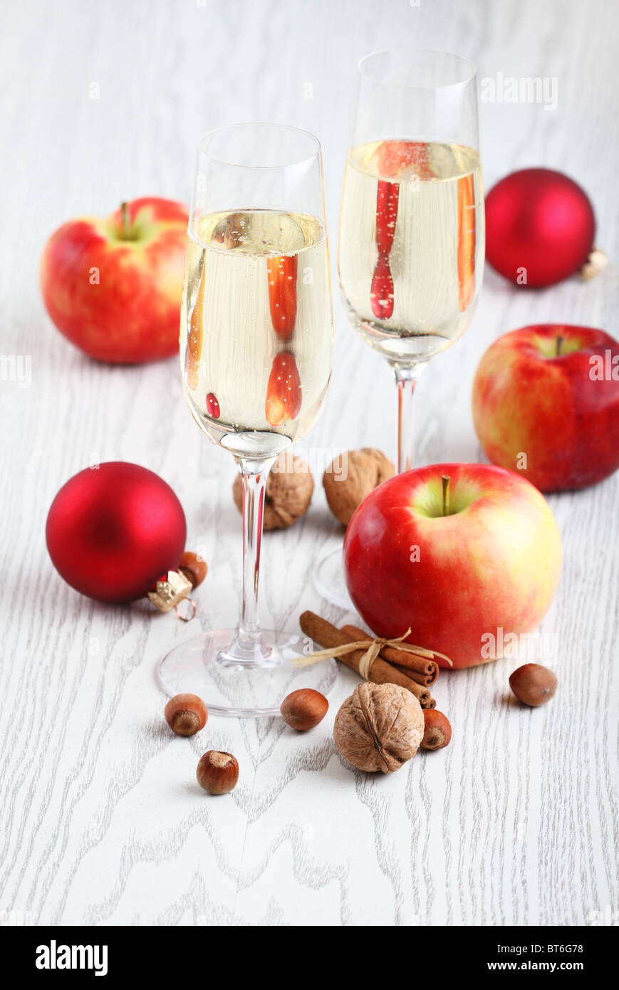 Champagner mit zimtstangen und kugeln -Fotos und -Bildmaterial in hoher ...