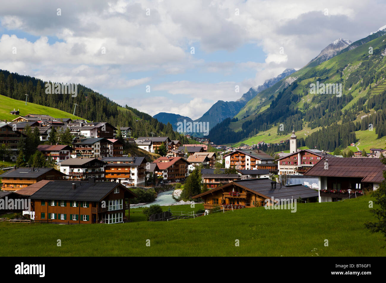 umfassende Sommer Ansicht von Lech am Arlberg, Vorarlberg, Österreich, Europa Stockfoto