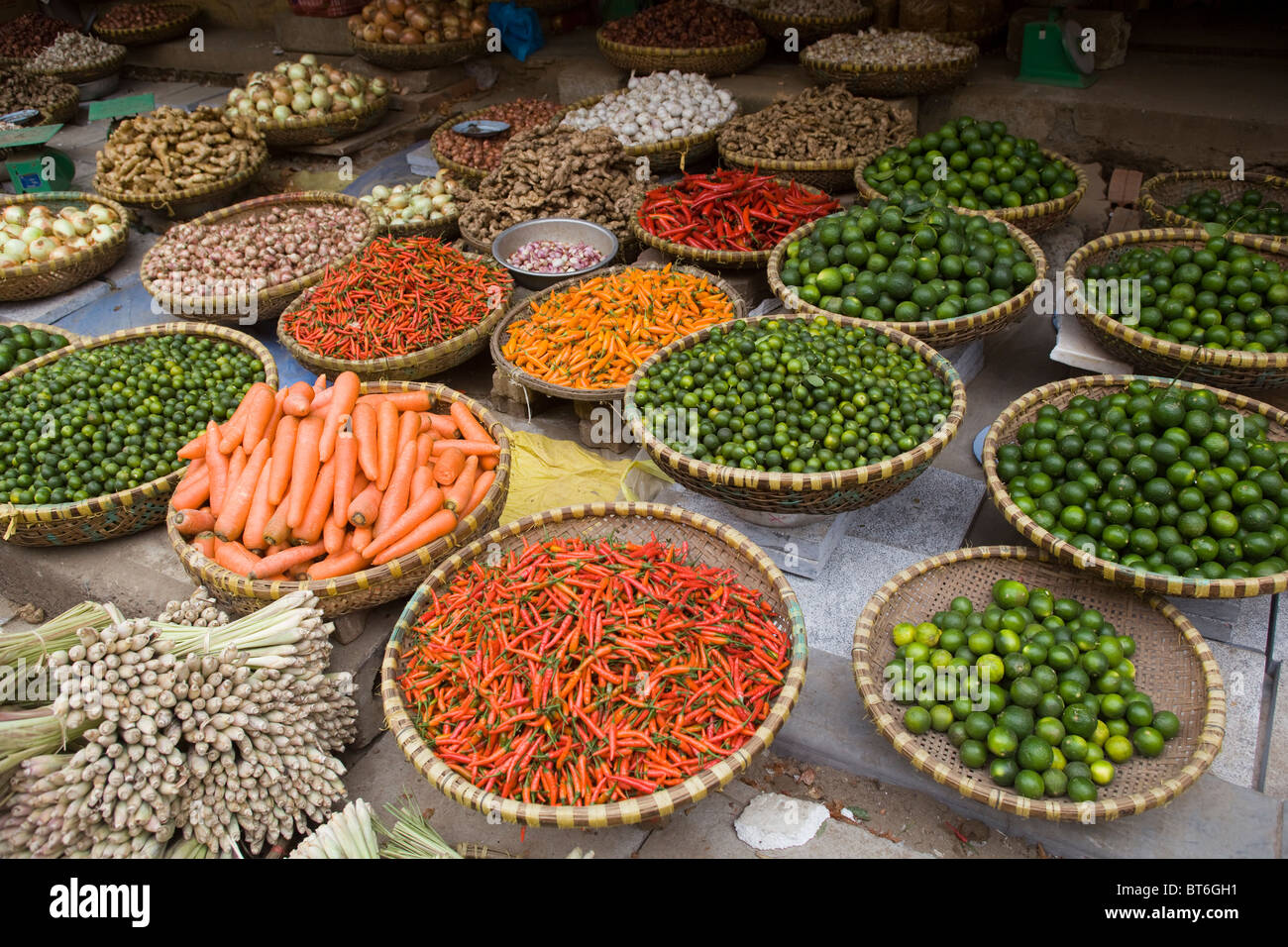 Chili und Paprika Stand auf Straßenmarkt Hanoi Vietnam Stockfoto