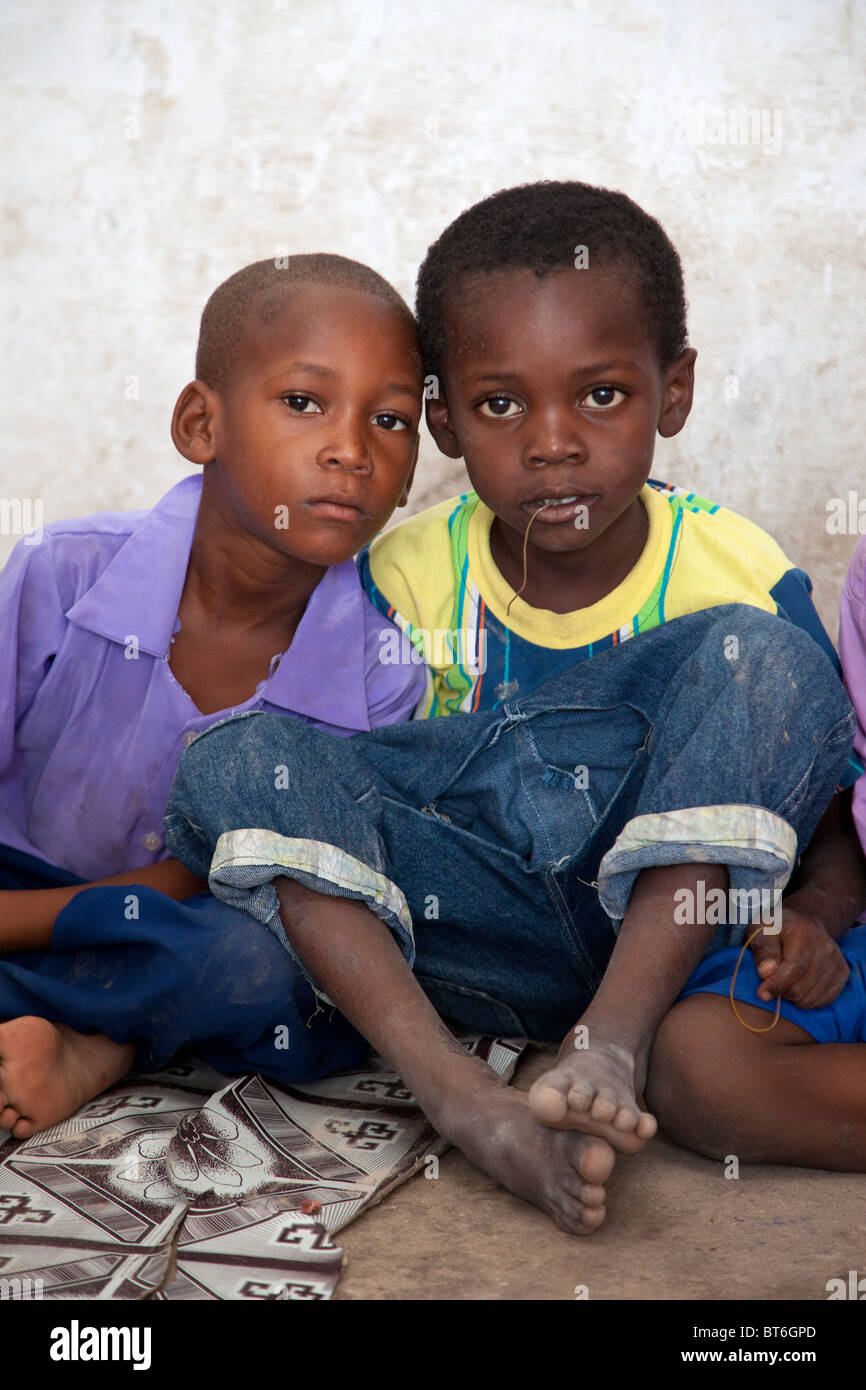Jambiani, Sansibar, Tansania. Schüler in der Klasse. Stockfoto