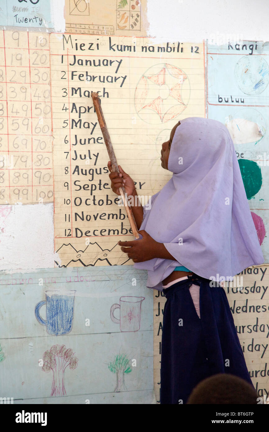 Jambiani, Sansibar, Tansania. Schulmädchen rezitiert die Monatsnamen auf Englisch. Stockfoto