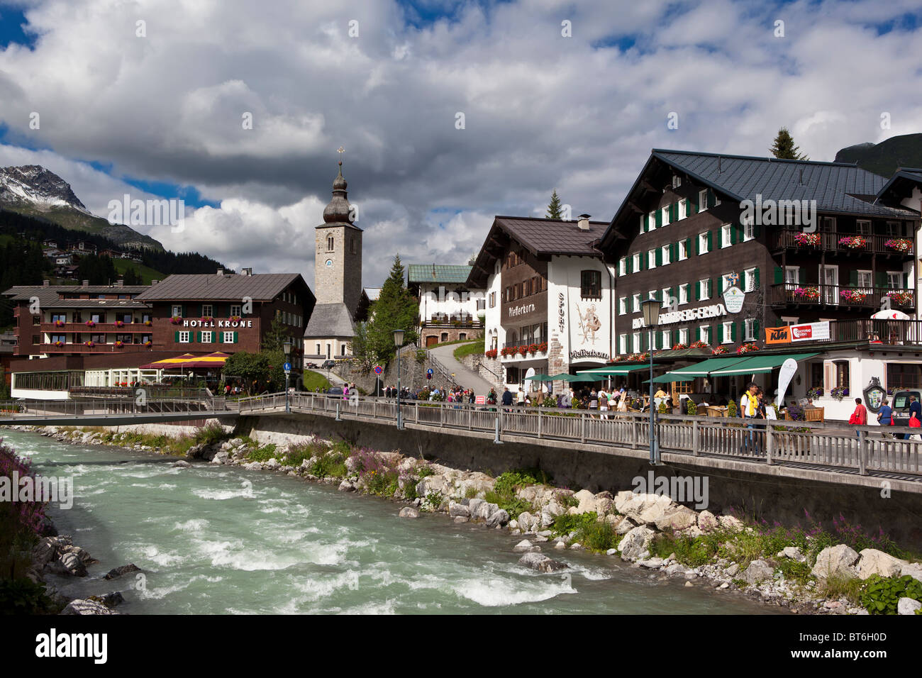 Geschäfte und Hotels im Stadt Zentrum, Fluss Lech, Lech am Arlberg, Vorarlberg, Österreich, Europa Stockfoto