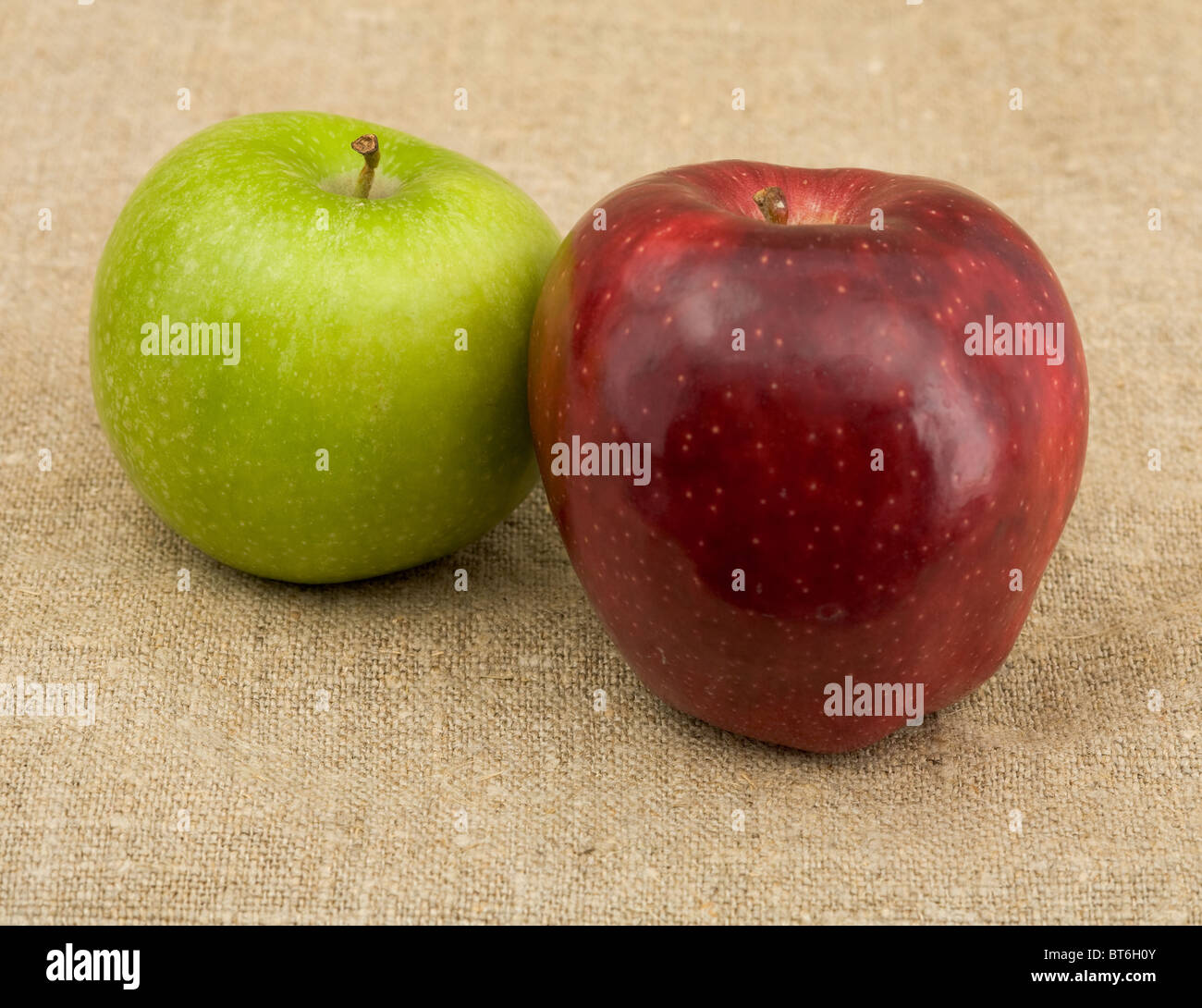 Grüne und rote Apfel auf Hintergrund der Arbeitsfläche Stockfoto