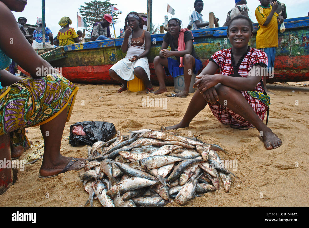 Frauen und Fisch am Strand von Sassandra, Elfenbeinküste ...
