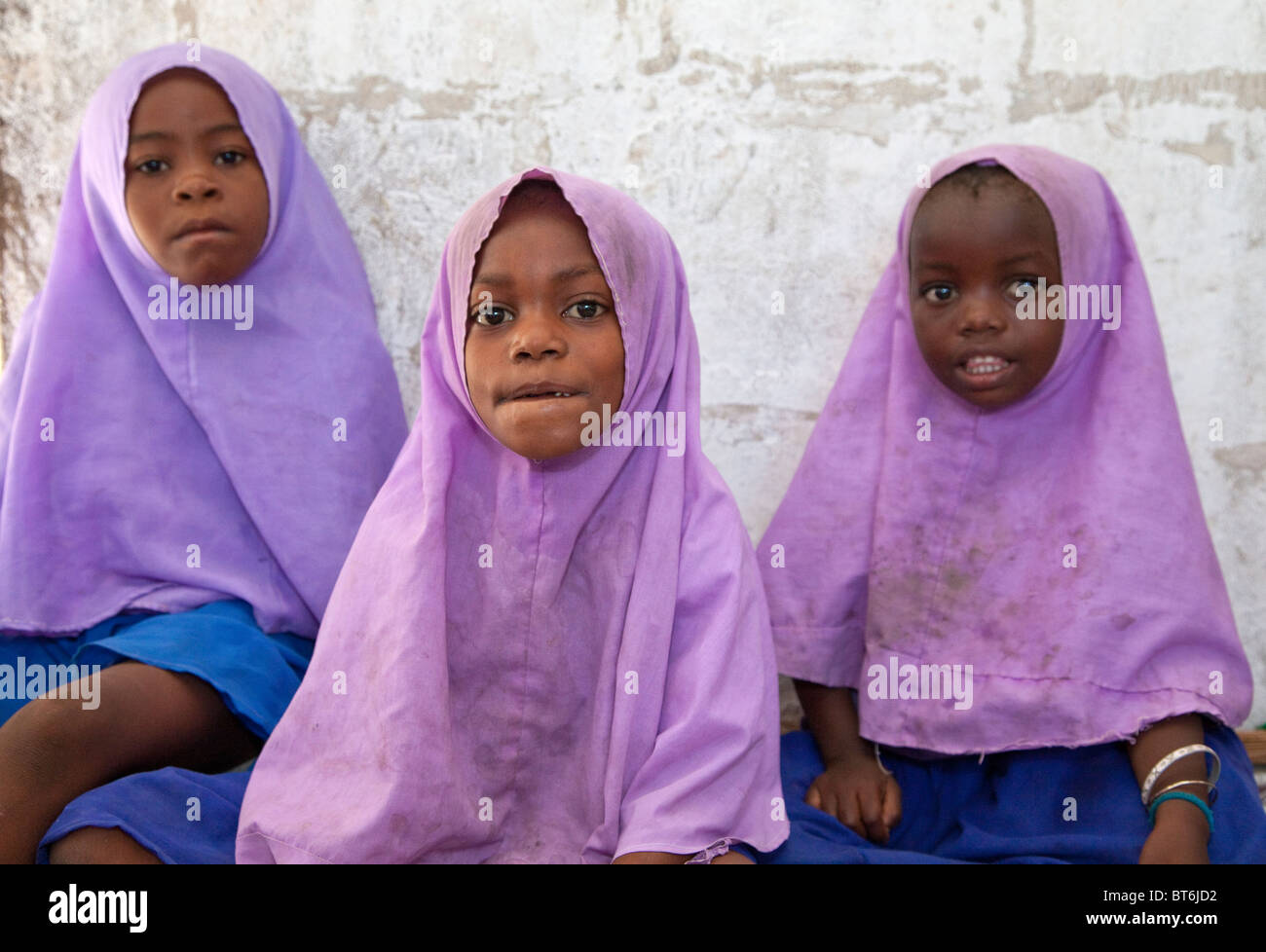 Jambiani, Sansibar, Tansania. Muslimische Schülerinnen. Stockfoto