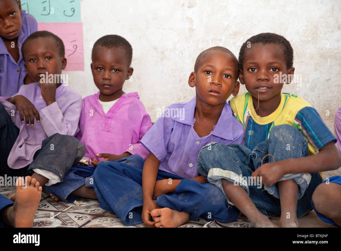 Jambiani, Sansibar, Tansania. Schüler in der Klasse. Stockfoto