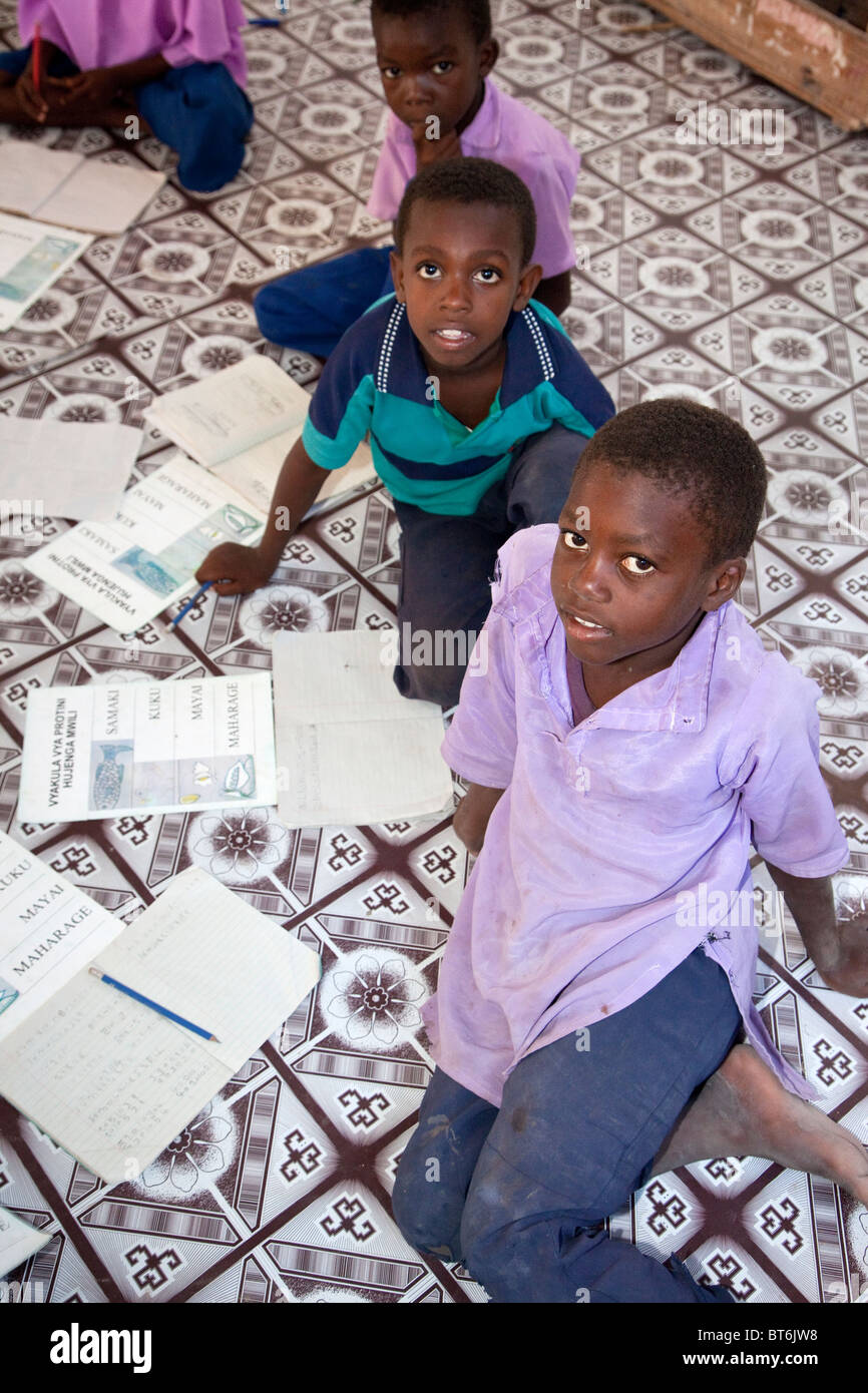 Jambiani, Sansibar, Tansania. Jungen in der Grundschule. Studenten sitzen auf dem Boden, da die Schule verfügt über keine Möbel. Stockfoto