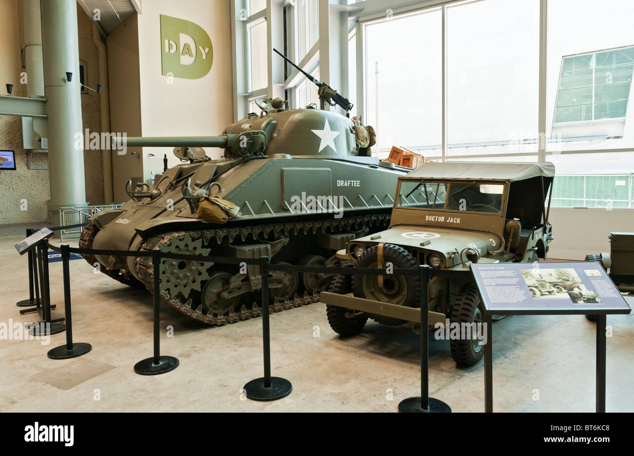 Louisiana, New Orleans, das Nationalmuseum des zweiten Weltkriegs, Jeep und Sherman-Panzer Stockfoto
