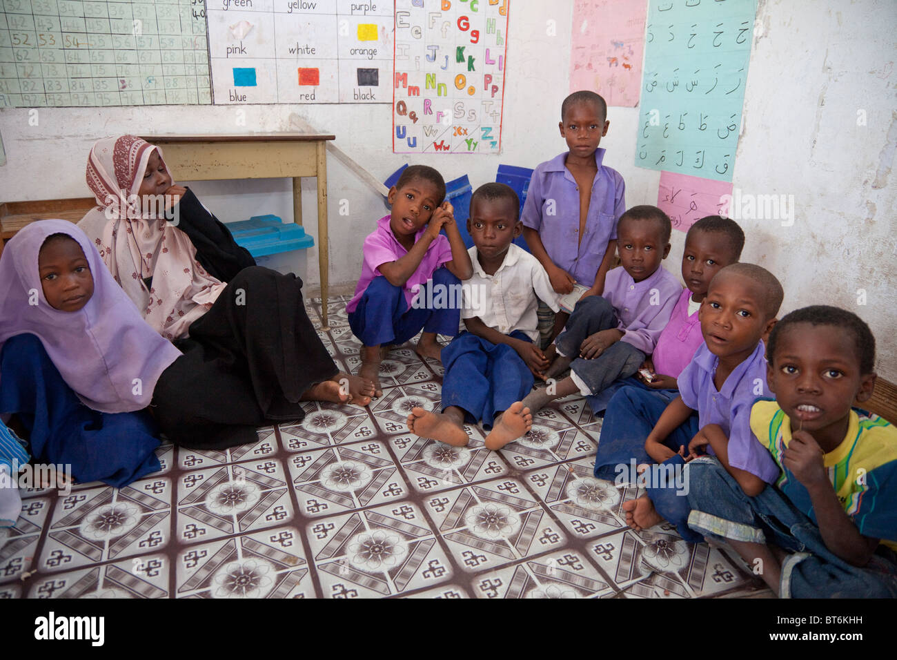 Jambiani, Sansibar, Tansania. Grundschule Klassenzimmer und Schulkinder. Stockfoto