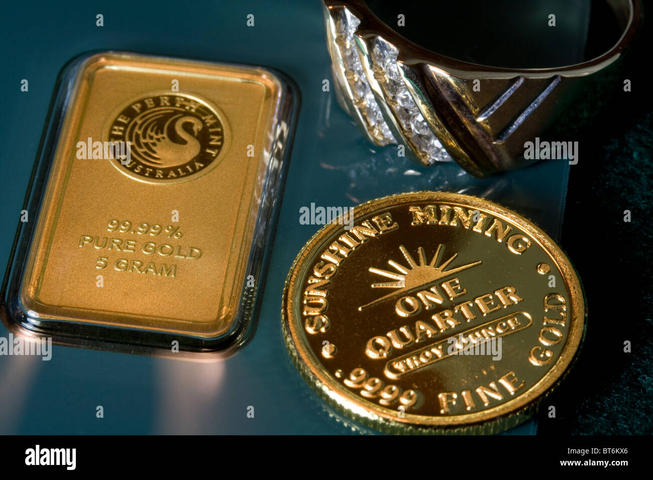 Gold Bullion Bar - Goldmünze - Gold Diamantring Stockfoto