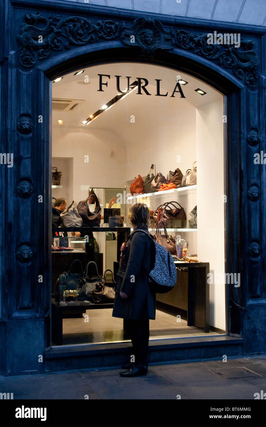 Furla Mode Shop Shop Fenster Eingang, Rom shopping Straße Zubehör Menschen Person außen Stockfoto