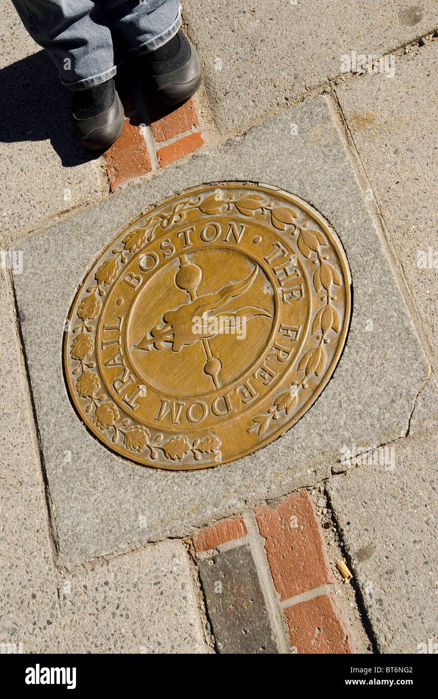 Boston Freedom Trail Plaque eingebettet in Bürgersteig Stockfoto