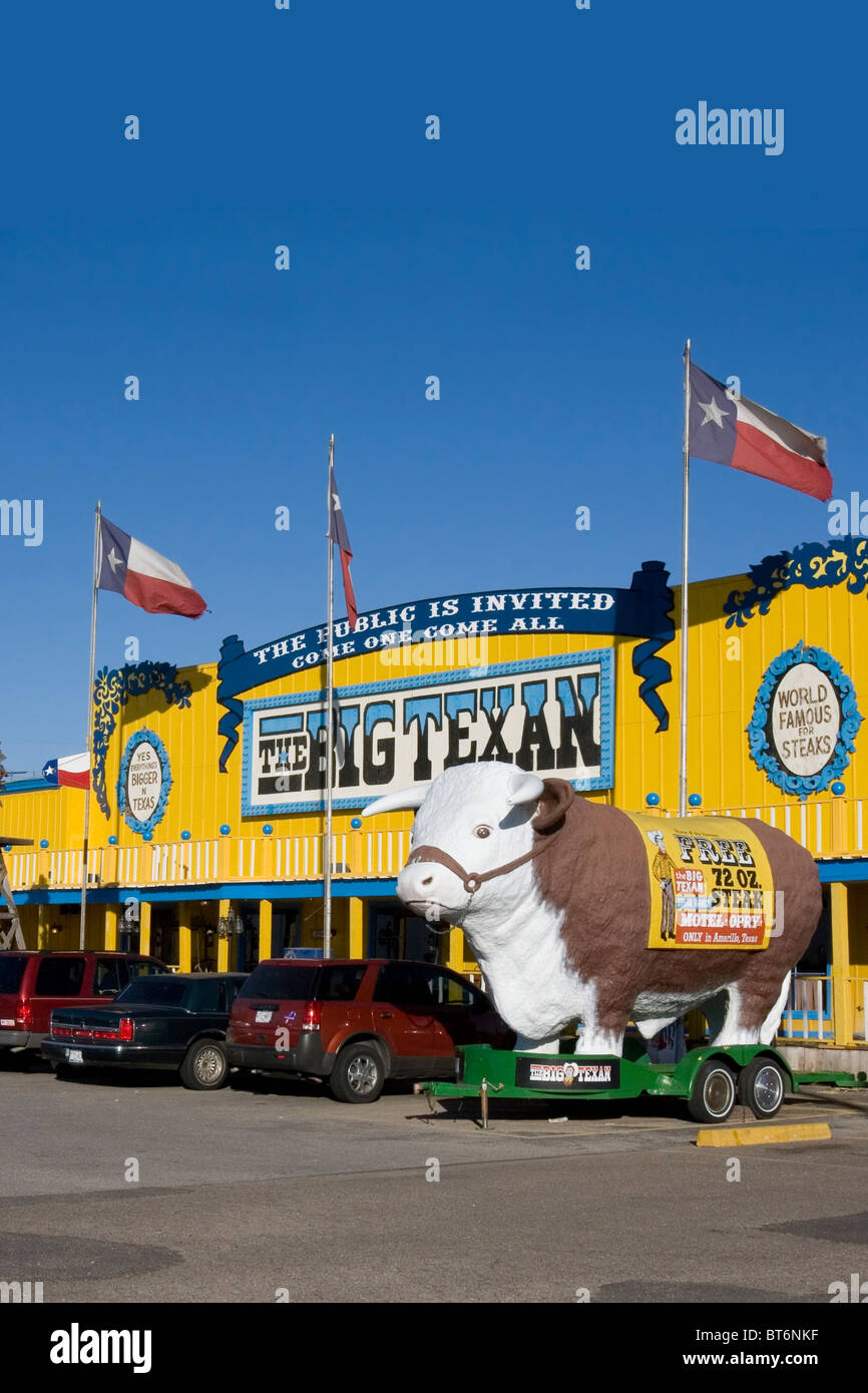 Der legendäre Big Texan Steak Ranch öffnete seine Türen im Jahr 1960 entlang der Route 66. Schilder Werbung ein kostenloses 72 oz Steak. Stockfoto