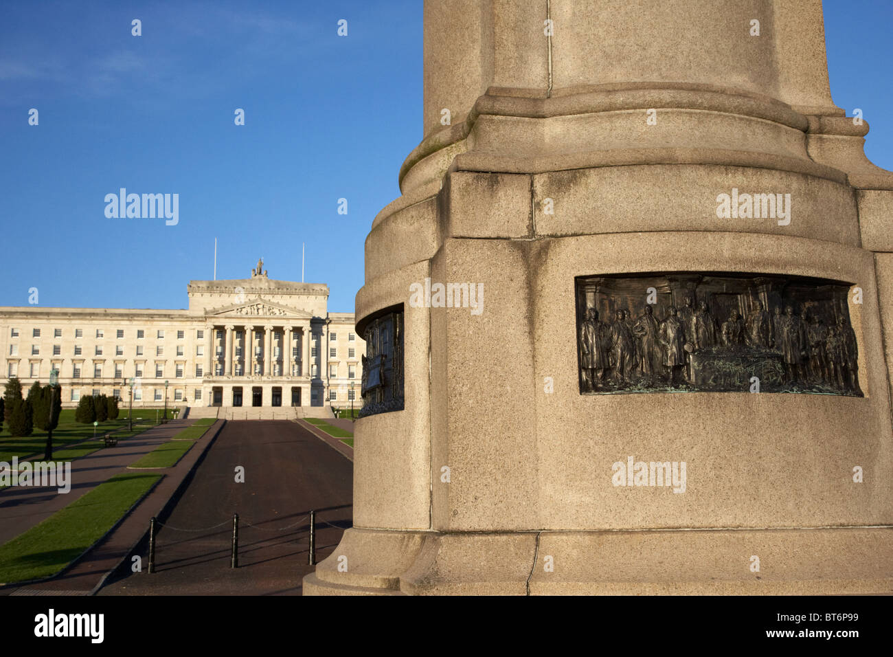 Bronzerelief der Unterzeichnung des Ulster Covenant am Fuße des Herrn Carson Statue in Nordirland Parlament bui Stockfoto