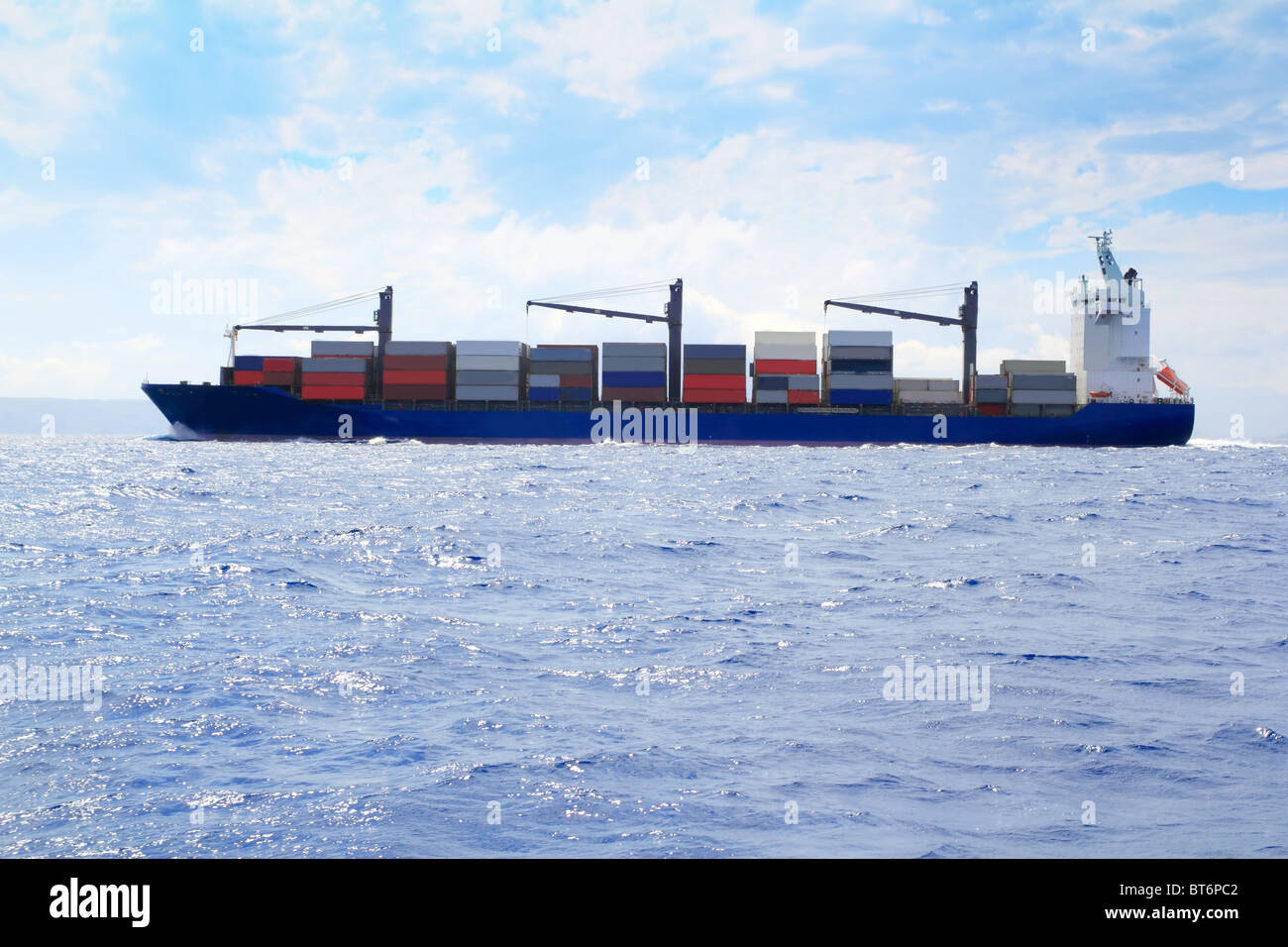 See Fracht Handelsschiff im blauen Ozean voller Behälter Segeln Stockfoto