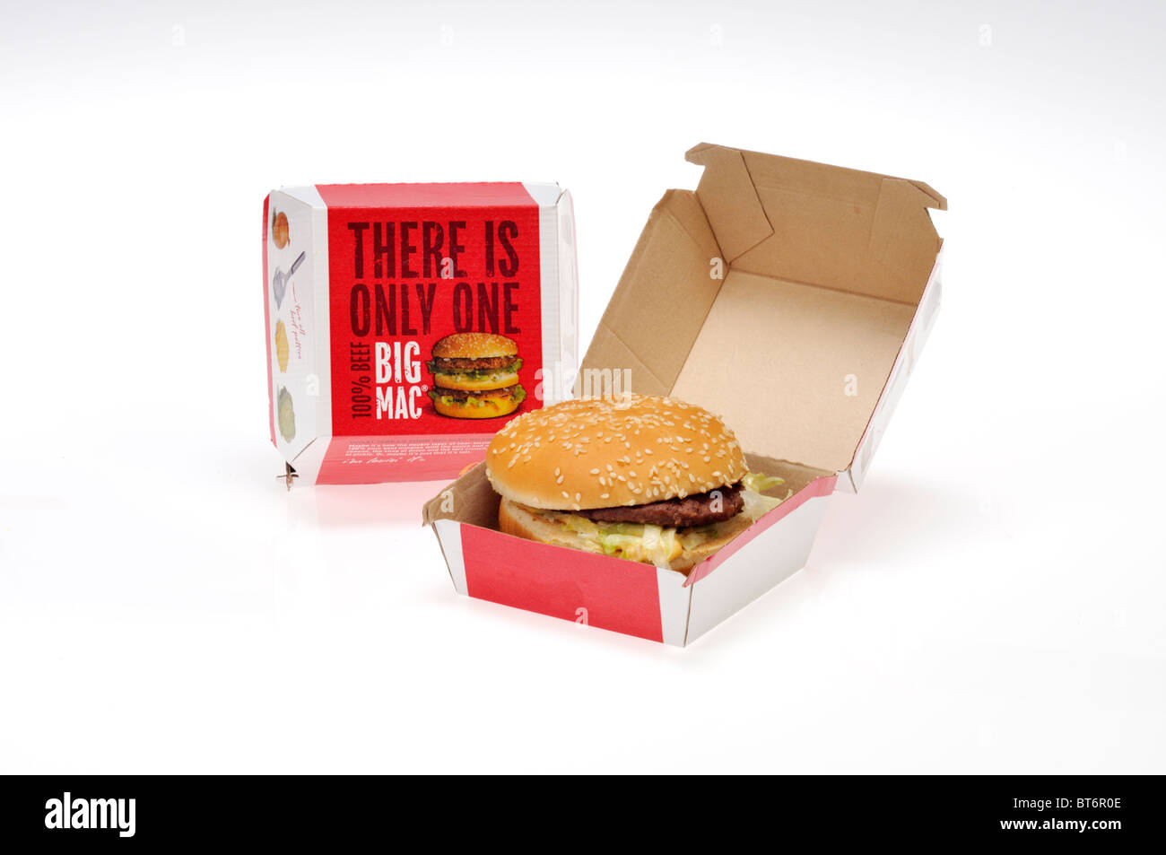 Fast food von McDonald's Big Mac in Feld auf weißem Hintergrund, ausgeschnitten. Stockfoto