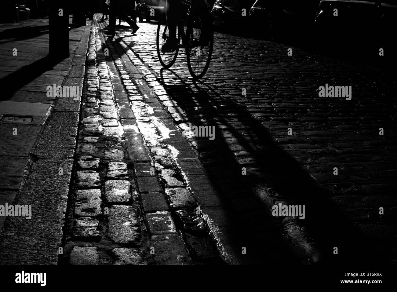 Silhouetten und Schatten auf dem Kopfsteinpflaster der Earlham Street, Seven Dials, Covent Garden, London, UK Stockfoto