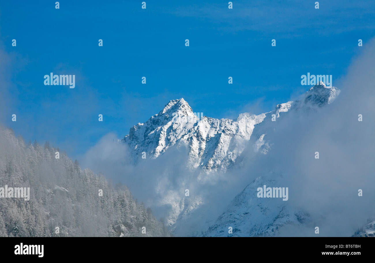 Berg in Wolke gehüllt Stockfoto