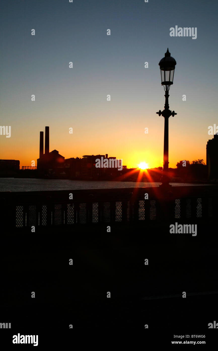 Battersea Bridge Blick auf die untergehende Sonne hinter viel Power Road Power Station, Chelsea, London, UK Stockfoto