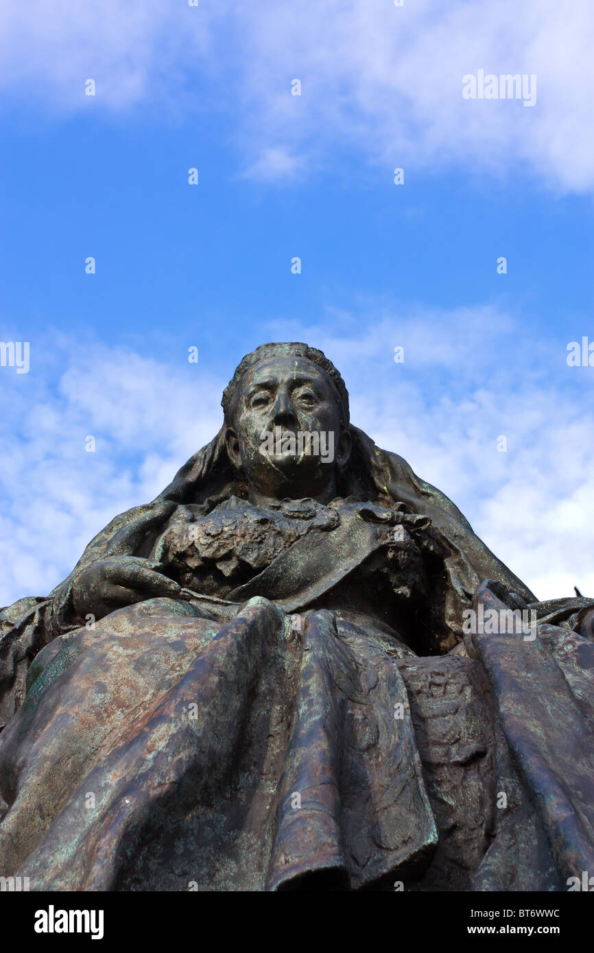 Queen Victoria-Statue in der Nähe das Kriegerdenkmal in Tynemouth, North East England. Stockfoto
