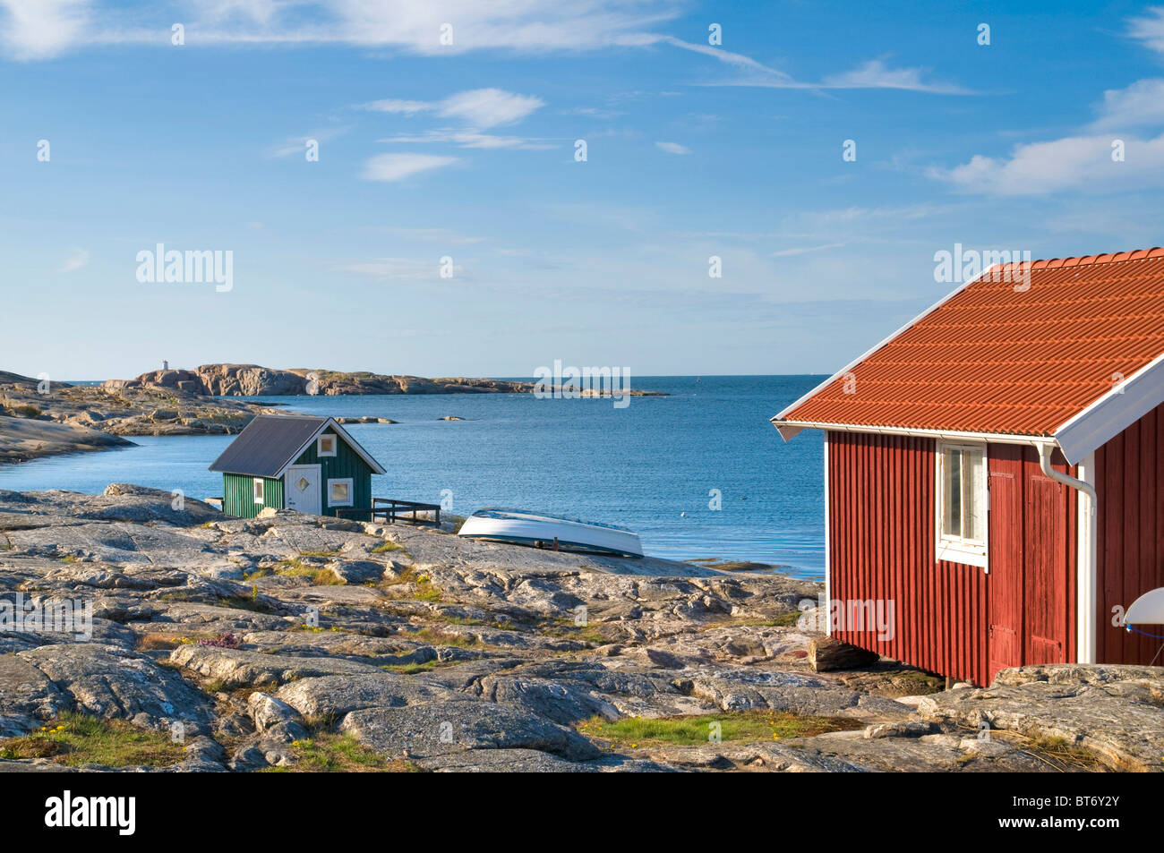 Grüne und rote Holzhäuser auf dem Meer, Smoegen, Bohuslaaen, Schweden Stockfoto