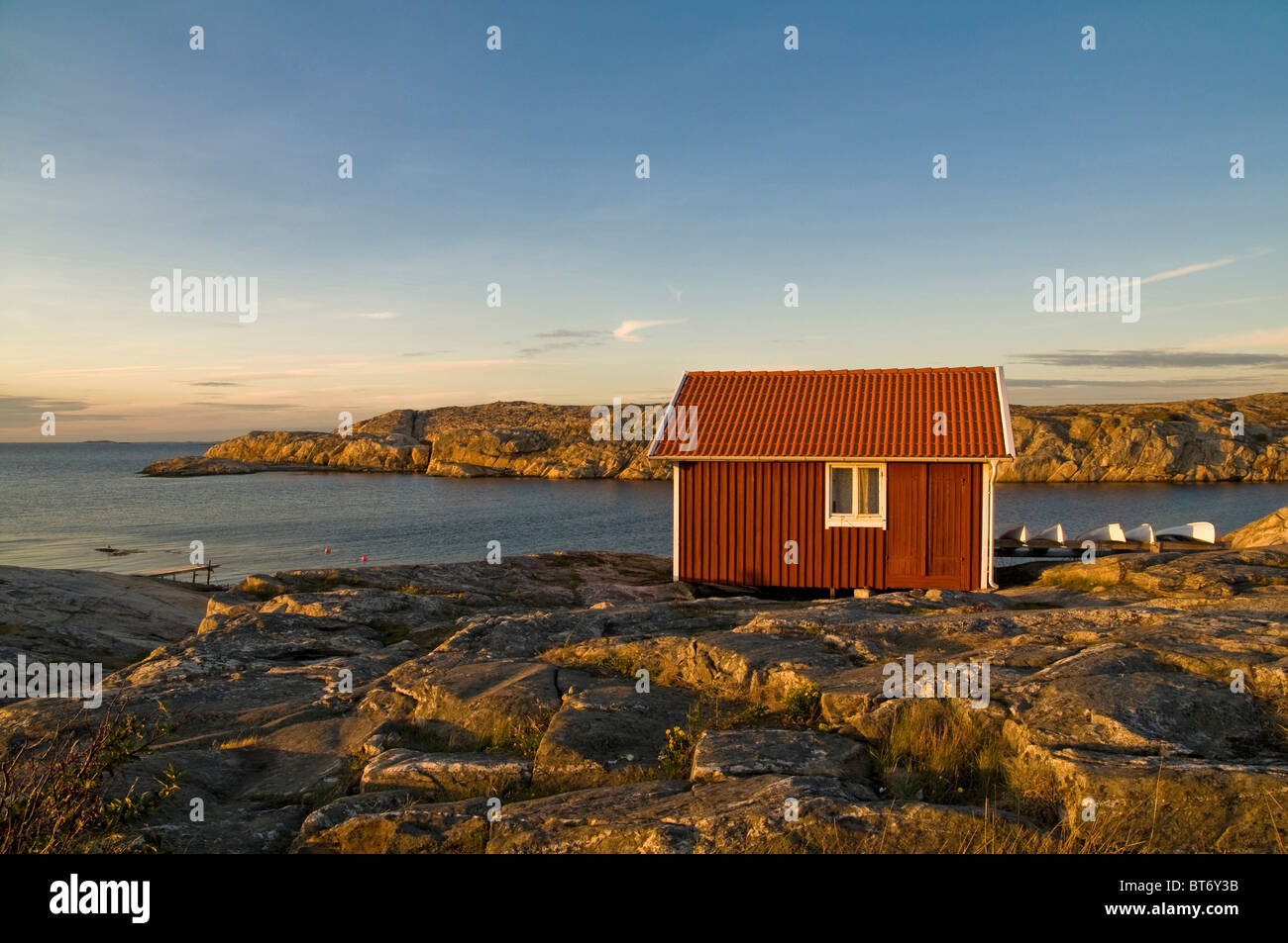 Rotes Holzhaus am Meer, Smoegen, Bohuslaaen, Schweden Stockfoto