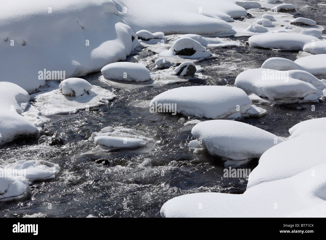 Schnee-bedeckten Steinen im Fluss Trisanna, Paznautal Tal, Paznaun, Tirol, Österreich Stockfoto