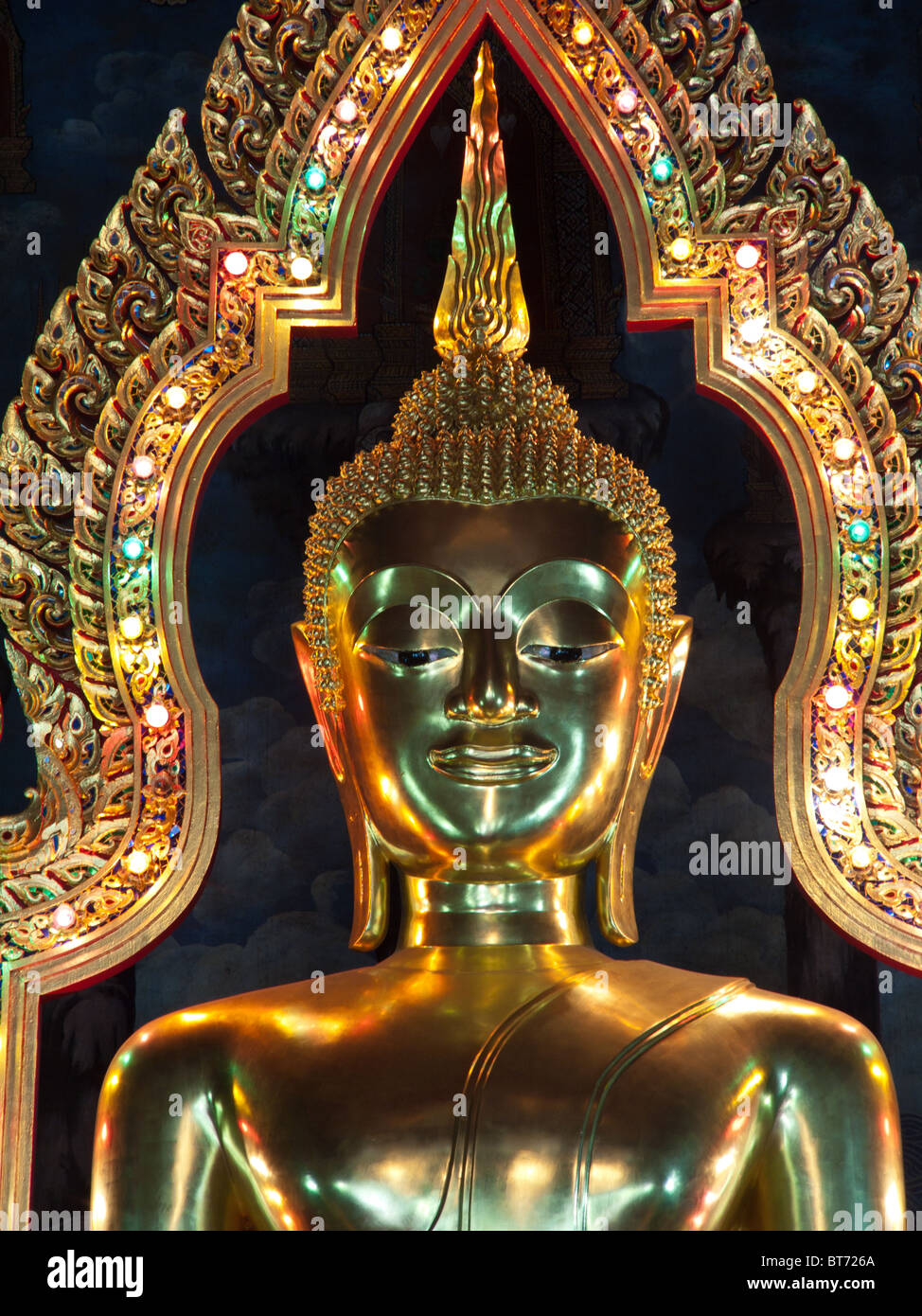 Buddha mit bunten Lichtern Stockfoto