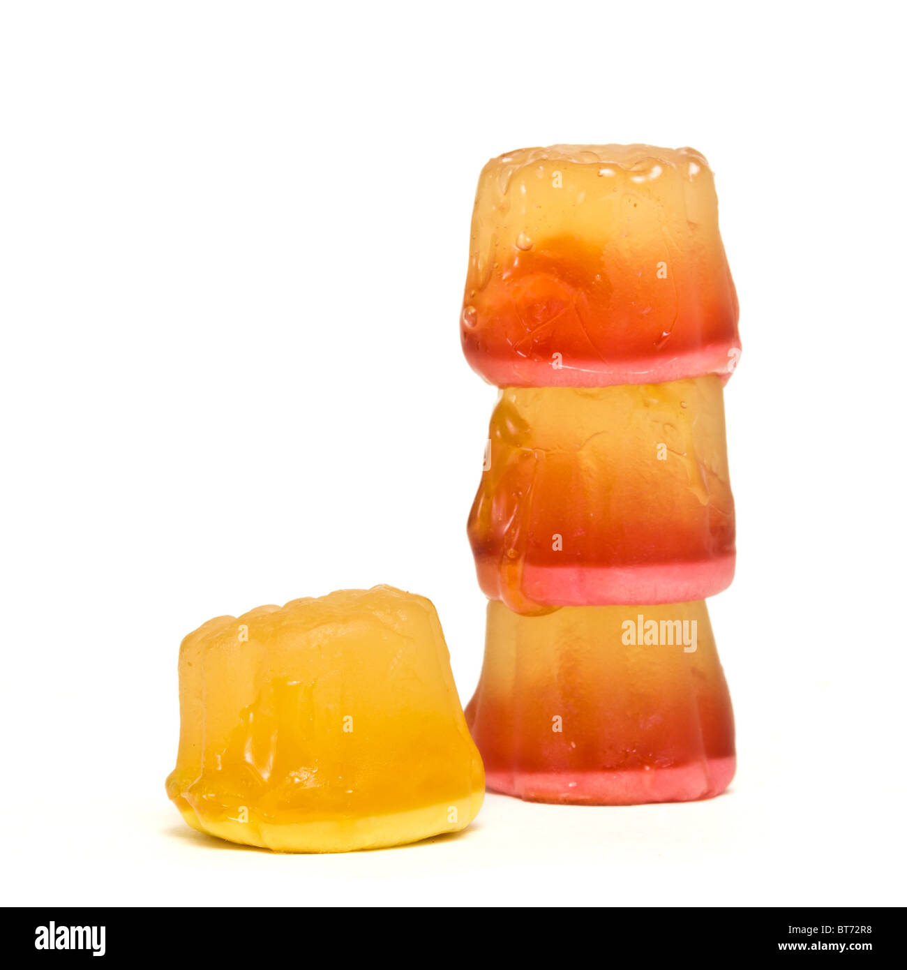 Abstrakt gefüllte weiche Gelee-Bonbons aus niedrigen Perspektive isoliert auf weiss. Stockfoto
