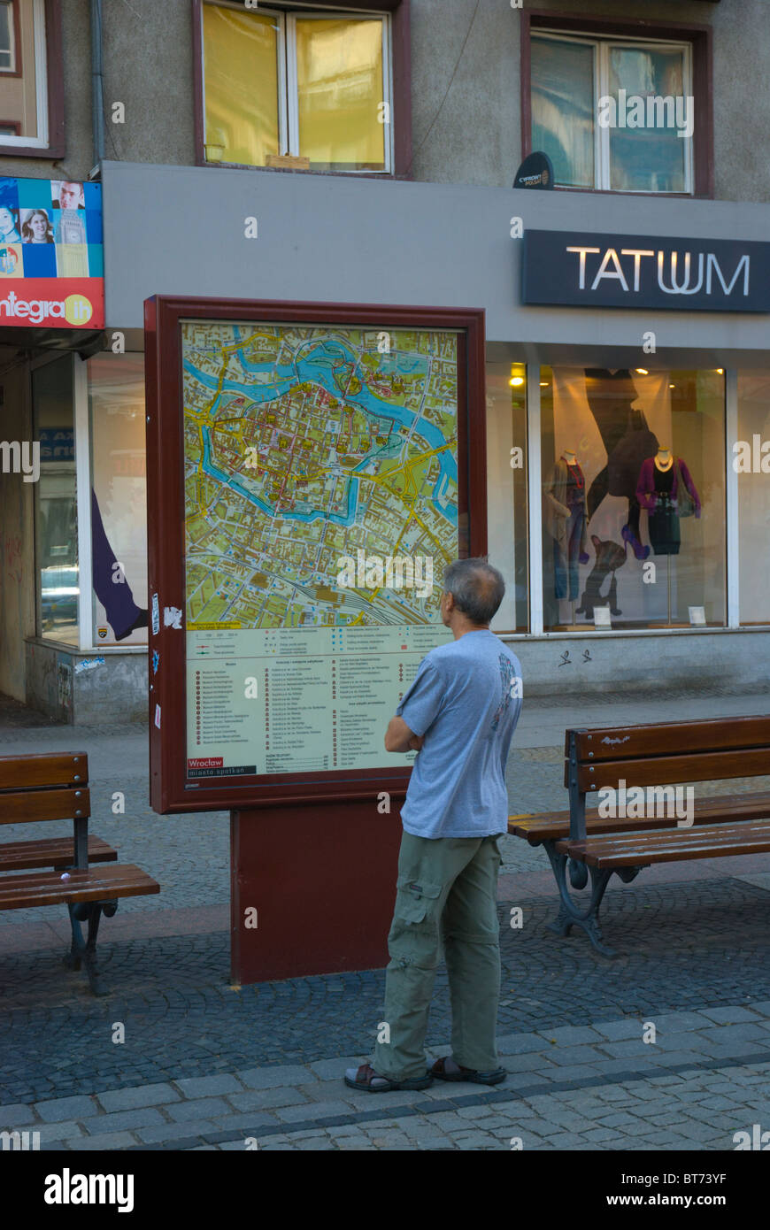 Man studiert die Karte von Breslau Schlesien Polen Europa Stockfoto