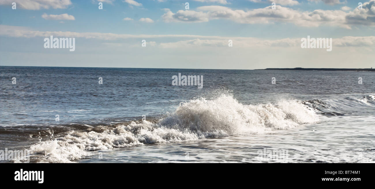 Surf und Wellen auf sandigen Ufer vor Northumberland Küste. Stockfoto