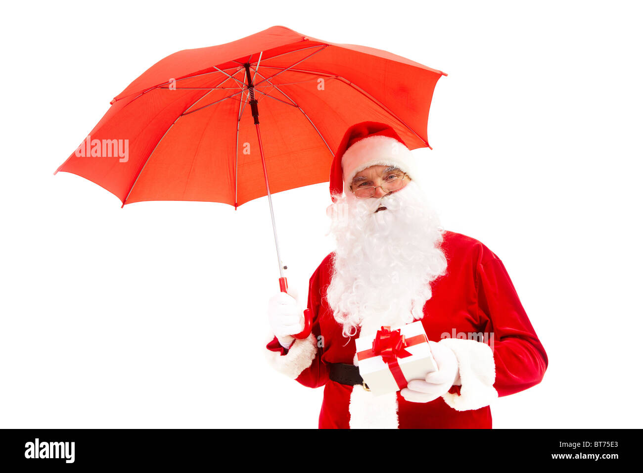 Foto von happy Santa Claus mit roten Regenschirm und Geschenkbox isoliert Stockfoto