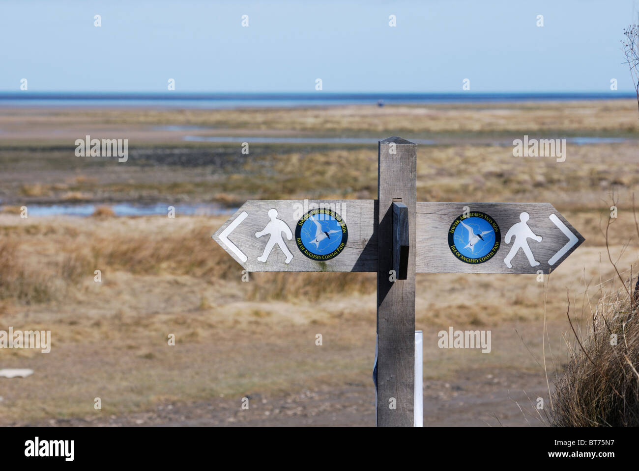 Anglesey Coastal Path Schild am Red Wharf Bay, Anglesey, Nordwales Stockfoto