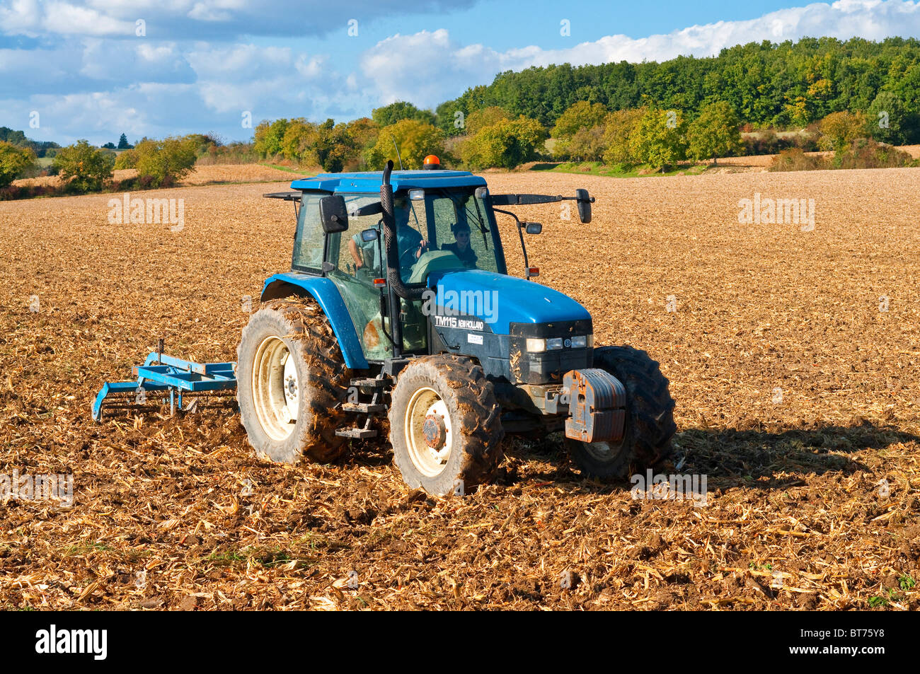 New Holland TM115 Traktor mit Grubber - Sud-Touraine, Frankreich. Stockfoto