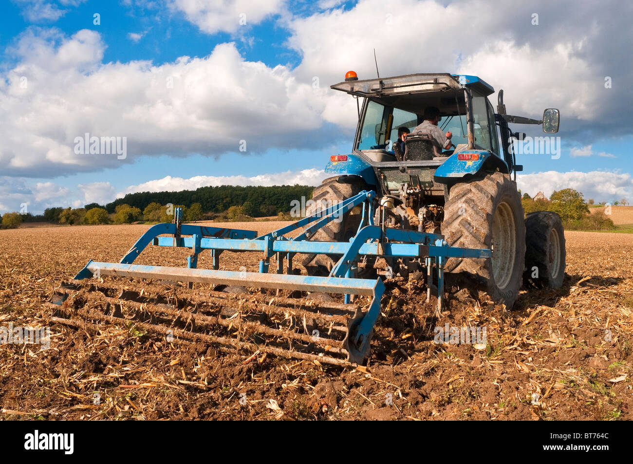 New Holland TM115 Traktor mit Grubber - Sud-Touraine, Frankreich. Stockfoto