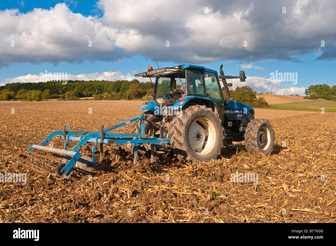 New Holland TM115 Traktor mit Grubber - Sud-Touraine, Frankreich. Stockfoto