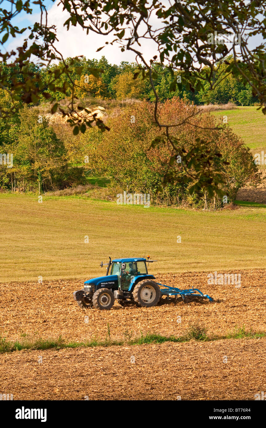 New Holland TM115 Traktor mit Grubber - Sud-Touraine, Frankreich. Stockfoto
