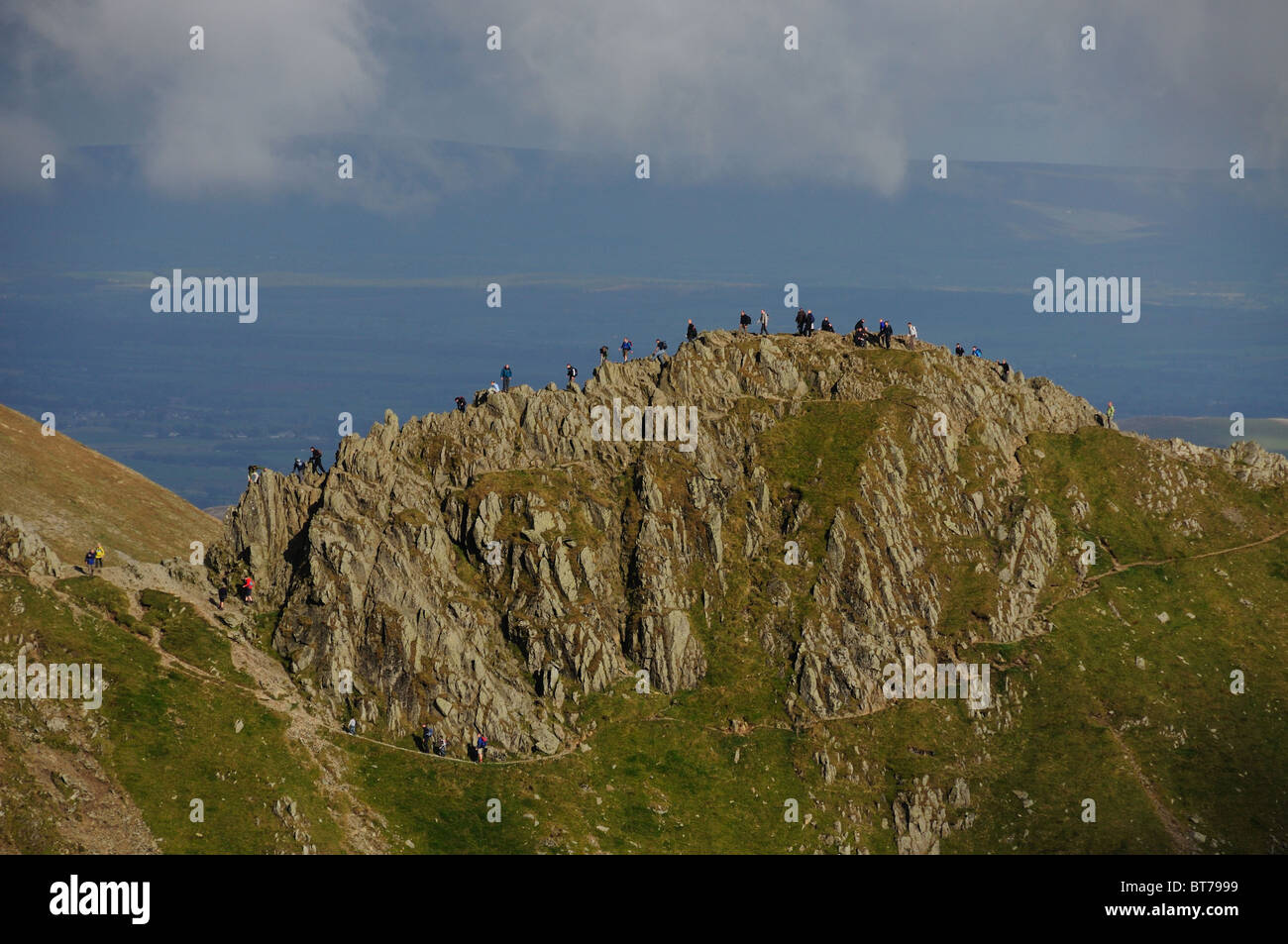 Wanderer auf Striding Edge, Bergrücken im englischen Lake District Stockfoto