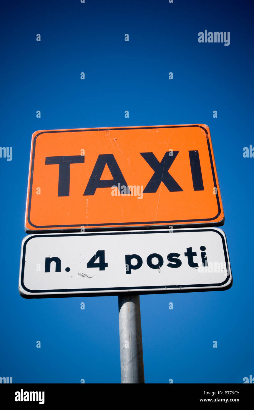Taxi Taxi Rang Reihen Stand zentral Taxirank Fahrer Auto Autos Taxis Mietpferd Wagen Taxifahrer hagelt Flughafen laufen Hagel Stockfoto