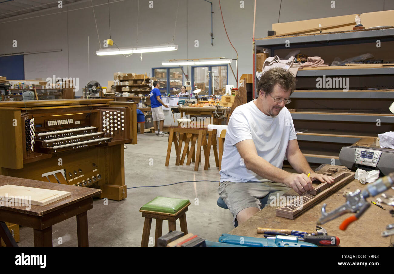 Lawrence, Kansas - macht ein Arbeitnehmer Teile für eine Orgel der Firma Reuter Orgel. Stockfoto