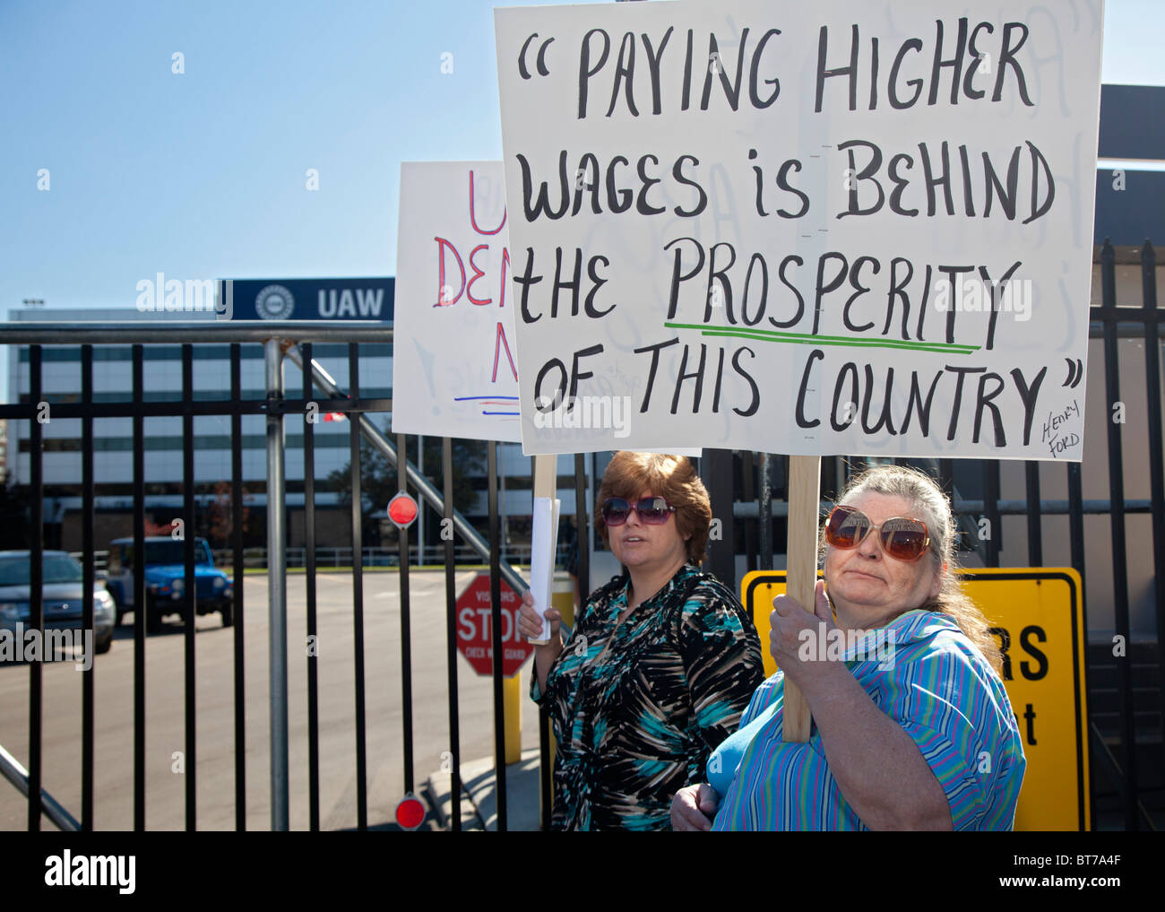 Autoarbeiter Streikposten ihrer Gewerkschaft zu protestieren, Lohnkürzungen Stockfoto