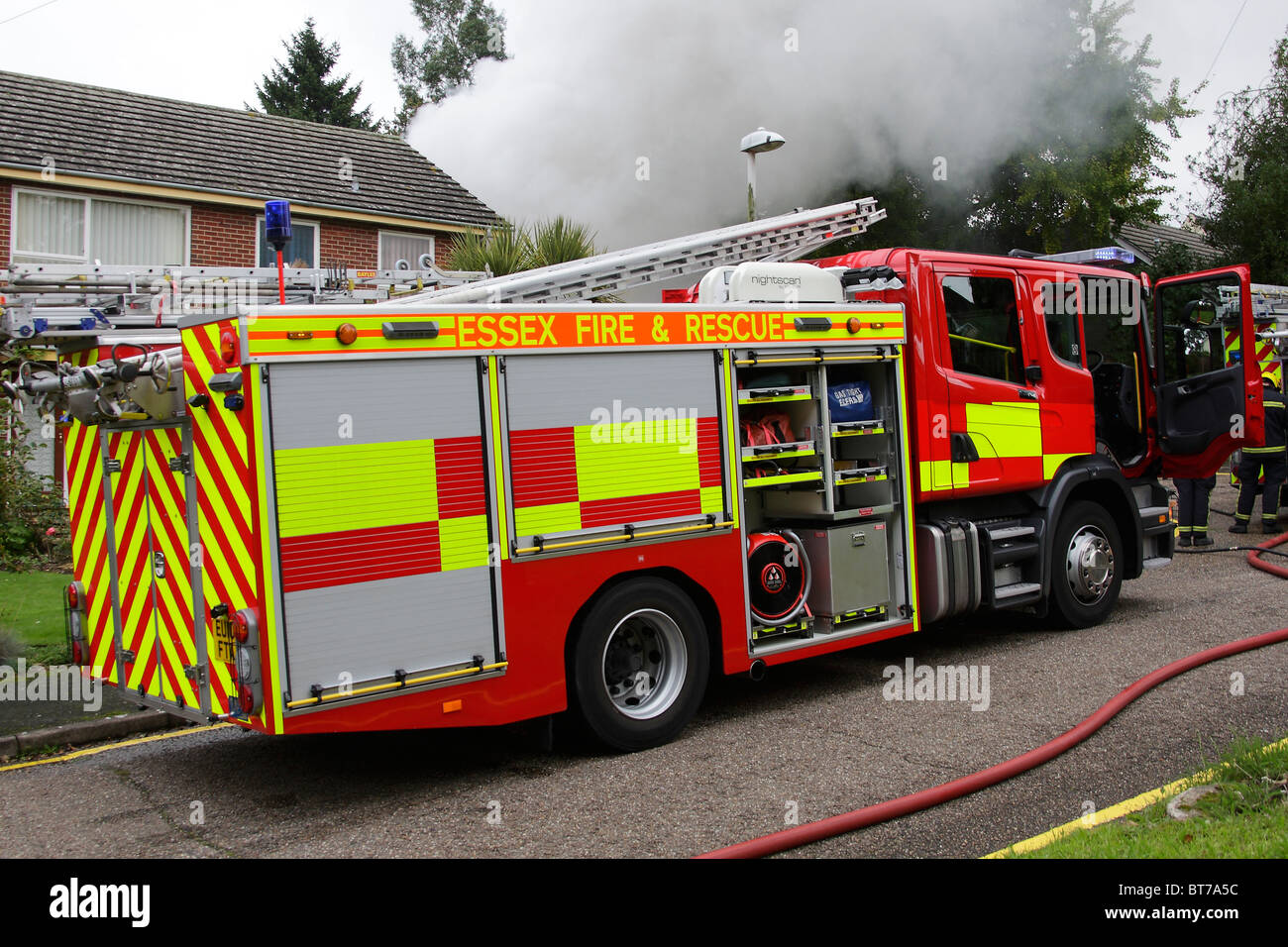 Arbeiten bei der Eilande eine inländische Immobilien Feuer Feuerwehrauto Stockfoto