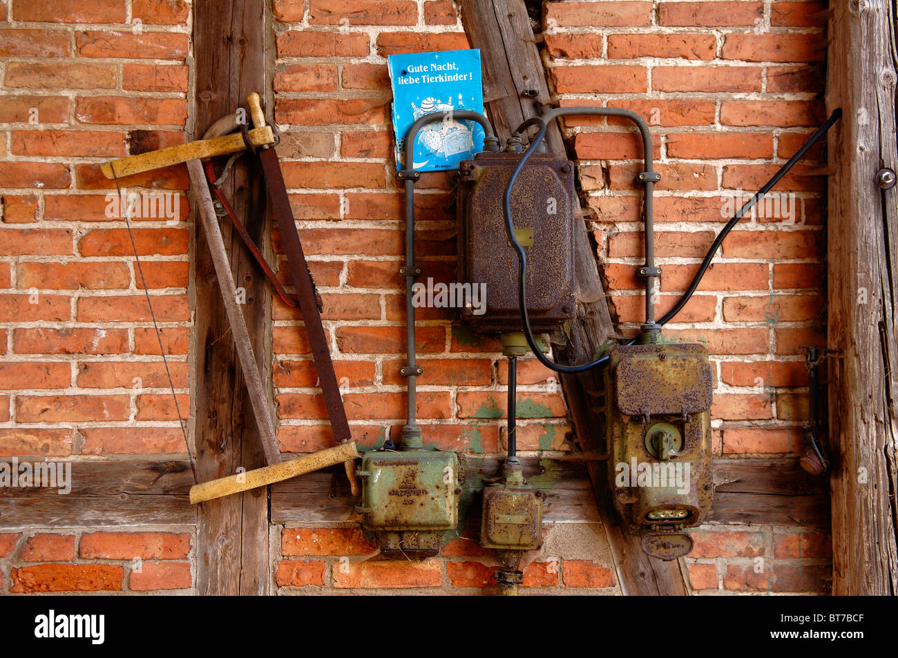 Alten Anschluss-Box und eine Handsäge an Fachwerk-Wand, Neso, Mecklenburg-Vorpommern, Deutschland, Europa Stockfoto